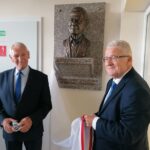 02.10.2020. Busko-Zdrój. Oddanie do użytku budynku hospicjum. Na zdjęciu (od lewej): Mieczysław Sas i Czesław Siekierski - poseł / Marta Gajda / Radio Kielce