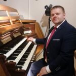 04.10.2020. Busko-Zdrój. II Buska Jesień Organowa im. profesora Feliksa Rączkowskiego w Kościele Św. Brata Alberta. Na zdjęciu: Tomasz Drążkowski - organista, dyrygent, specjalista w dziedzinie muzyki sakralnej przy organach / Marta Gajda / Radio Kielce