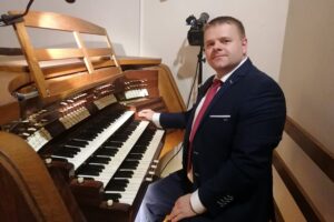 04.10.2020. Busko-Zdrój. II Buska Jesień Organowa im. profesora Feliksa Rączkowskiego w Kościele Św. Brata Alberta. Na zdjęciu: Tomasz Drążkowski - organista, dyrygent, specjalista w dziedzinie muzyki sakralnej przy organach / Marta Gajda / Radio Kielce