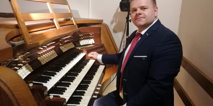 04.10.2020. Busko-Zdrój. II Buska Jesień Organowa im. profesora Feliksa Rączkowskiego w Kościele Św. Brata Alberta. Na zdjęciu: Tomasz Drążkowski - organista, dyrygent, specjalista w dziedzinie muzyki sakralnej przy organach / Marta Gajda / Radio Kielce