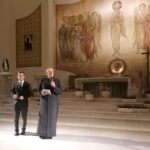 04.10.2020. Busko-Zdrój. II Buska Jesień Organowa im. profesora Feliksa Rączkowskiego w Kościele Św. Brata Alberta. Na zdjęciu (od lewej): Jarosław Mrożek - dyrektor artystyczny wydarzenia oraz ksiądz Marek Podyma - proboszcz parafii św. Brata Alberta w Busku-Zdroju / Marta Gajda / Radio Kielce