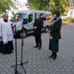 09.10.2020 Pińczów. Przekazanie nowego samochodu dla instytucji kultury. Na zdjęciu (od lewej): ksiądz Jan Staworzyński, Włodzimierz Badurak - burmistrz Pińczowa, Iwona Senderowska - dyrektor PSCK / Marta Gajda / Radio Kielce