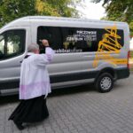 09.10.2020 Pińczów. Przekazanie nowego samochodu dla instytucji kultury. Na zdjęciu: ksiądz Jan Staworzyński, / Marta Gajda / Radio Kielce