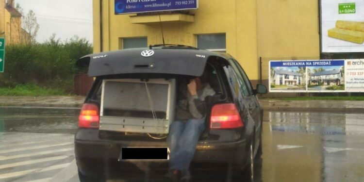 Skarżysko. Kierowca w otwartym bagażniku przewoził lodówkę i pasażera / policja