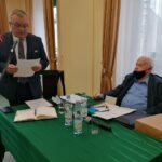 15.10.2020. Skalbmierz. Nadzwyczajna sesja rady miasta. Na zdjęciu (od lewej): Marek Juszczyk – burmistrz Skalbmierza i Stanisław Romanowski – rodowity skalbmierzanin, darczyńca / Marta Gajda / Radio Kielce