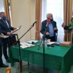 15.10.2020. Skalbmierz. Nadzwyczajna sesja rady miasta. Na zdjęciu (od lewej): Leszek Śmiech – przewodniczący rady miejskiej w Skalbmierzu, Marek Juszczyk - burmistrz Skalbmierza, Stanisław Romanowski, Marek Gala – OSP Skalbmierz / Marta Gajda / Radio Kielce