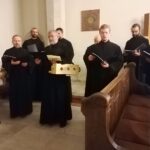 17.10.2020. Wiślica. Ostatni koncert z cyklu koncertów w dawnych stolicach księstw piastowskich w Wiślicy w kolegiacie Narodzenia Najświętszej Marii Panny. Wykonanie Schola Gregoriana Silesiensis / Marta Gajda / Radio Kielce