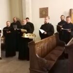 17.10.2020. Wiślica. Ostatni koncert z cyklu koncertów w dawnych stolicach księstw piastowskich w Wiślicy w kolegiacie Narodzenia Najświętszej Marii Panny. Wykonanie Schola Gregoriana Silesiensis / Marta Gajda / Radio Kielce