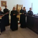 17.10.2020. Wiślica. Ostatni koncert z cyklu koncertów w dawnych stolicach księstw piastowskich w Wiślicy w kolegiacie Narodzenia Najświętszej Marii Panny. Wykonanie Schola Gregoriana Silesiensis / Marta Gajda / Radio Kielce