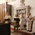 17.10.2020. Wiślica. Ostatni koncert z cyklu koncertów w dawnych stolicach księstw piastowskich w Wiślicy w kolegiacie Narodzenia Najświętszej Marii Panny. Wykonanie Schola Gregoriana Silesiensis / Marta Gajda / Radio Kielce