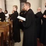 17.10.2020. Wiślica. Ostatni koncert z cyklu koncertów w dawnych stolicach księstw piastowskich w Wiślicy w kolegiacie Narodzenia Najświętszej Marii Panny. Wykonanie Schola Gregoriana Silesiensis / Marta Gajda / Radio Kielce