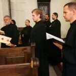 17.10.2020. Wiślica. Ostatni koncert z cyklu koncertów w dawnych stolicach księstw piastowskich w Wiślicy w kolegiacie Narodzenia Najświętszej Marii Panny. Wykonanie Schola Gregoriana Silesiensis / Marta Gajda / Radio Kielce