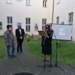 24.10.2020 Pińczów. Wernisaż ekspozycji „Świątki Ponidzia". Na zdjęciu Alicja Mazurek i Wojciech Bałabański oraz Justyna Dziadek - dyrektor muzeum / Marta Gajda / Radio Kielce