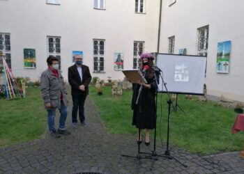 24.10.2020 Pińczów. Wernisaż ekspozycji „Świątki Ponidzia". Na zdjęciu Alicja Mazurek i Wojciech Bałabański oraz Justyna Dziadek - dyrektor muzeum / Marta Gajda / Radio Kielce