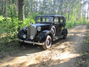 Końskie. Kolekcja zabytkowych samochodów Adama Kwiela. Na zdjęciu: 1938 Mercedes Pullman na planach filmowych / archiwum Adam Kwiel