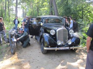 Końskie. Kolekcja zabytkowych samochodów Adama Kwiela. Na zdjęciu: 1938 Mercedes Pullman na planach filmowych / archiwum Adam Kwiel