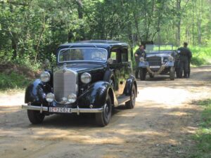 Końskie. Kolekcja zabytkowych samochodów Adama Kwiela. Na zdjęciu: 1938 Mercedes Pullman na planach filmowych / archiwum Adam Kwiel