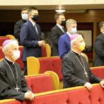 13.10.2020. Kielce. Inauguracja nowego roku akademickiego w WSD. Na zdjęciu (od lewej): ks. bp Marian Florczyk - biskup pomocniczy diecezji kieleckiej, ks. bp Jan Piotrowski - ordynariusz diecezji kieleckiej / Piotr Kozłowski