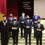 13.10.2020. Kielce. Inauguracja nowego roku akademickiego w WSD. Na zdjęciu (od lewej): ks. Paweł Tambor - rektor WSD Kielce, ks. prof. Przemysław Kantyka, alumni pierwszego roku, ks. bp Jan Piotrowski - ordynariusz diecezji kieleckiej / Piotr Kozłowski