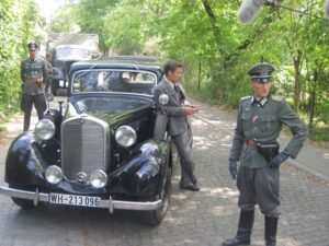 Końskie. Kolekcja zabytkowych samochodów Adama Kwiela. Na zdjęciu: 1938 Mercedes Pullman na planach filmowych / archiwum Adam Kwiel