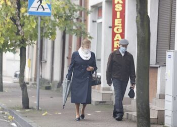 11.10.2020 Chmielnik. Mieszkańcy noszą maseczki / Jarosław Kubalski / Radio Kielce