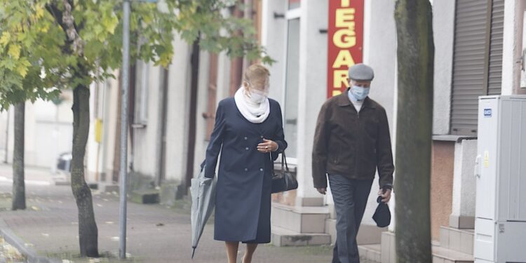 11.10.2020 Chmielnik. Mieszkańcy noszą maseczki / Jarosław Kubalski / Radio Kielce