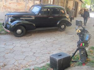 Końskie. Kolekcja zabytkowych samochodów Adama Kwiela. Na zdjęciu: 1938 Chevrolet de luxe na planach filmowych / archiwum Adam Kwiel