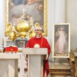 24.10.2020. Święty Krzyż. Uroczystości 70-lecia PTTK. Na zdjęciu: Krzysztof Czepirski - rektor Bazyliki na Świętym Krzyżu / Jarosław Kubalski / Radio Kielce