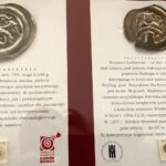 04.10.2020. Sandomierz. II Bieg Jarski "Na zdrowie" o sandały bł. Wincentego Kadłubka. Na zdjęciu: unikatowe monety / Grażyna-Szlęzak-Wójcik / Radio Kielce