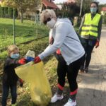 10.10.2020. Chwałki. Zbieranie odpadów / Grażyna-Szlęzak-Wójcik / Radio Kielce