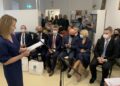 01.10.2020. Chmielnik. Otwarcie klubu Senior+. Na zdjęciu (przy mikrofonie): Ewa Skuza - dyrektor MGOPS w Chmielniku, (drugi z lewej): Mariusz Ściana, członek zarządu powiatu kieleckiego, Krzysztof Słoń - senator PiS, Rafał Nowak - wicewojewoda świętokrzyski, Renata Janik - wicemarszałek województwa świętokrzyskiego, Paweł Wójcik - burmistrz Chmielnika / Monika Miller / Radio Kielce