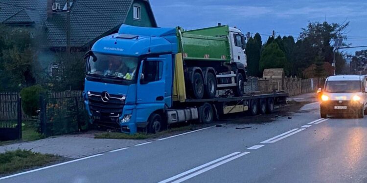 06.10.2020 Lechów. Samochód ciężarowy wpadł do rowu / słuchacz