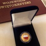 13.10.2020. Sandomierz. 50 ratowników medycznych zostało wyróżnionych honorowymi odznakami przez wojewodę świętokrzyskiego / Grażyna-Szlęzak-Wójcik / Radio Kielce