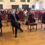 13.10.2020. Sandomierz. 50 ratowników medycznych zostało wyróżnionych honorowymi odznakami przez wojewodę świętokrzyskiego / Grażyna-Szlęzak-Wójcik / Radio Kielce