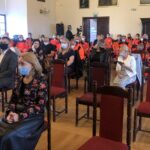 13.10.2020. Sandomierz. 50 ratowników medycznych zostało wyróżnionych honorowymi odznakami przez wojewodę świętokrzyskiego / Grażyna-Szlęzak-Wójcik / Radio Kielce