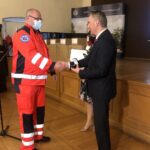 13.10.2020. Sandomierz. Na zdjęciu: Piotr Marcinkowski - ratownik medyczny i Zbigniew Koniusz - wojewoda świętokrzyski / Grażyna-Szlęzak-Wójcik / Radio Kielce