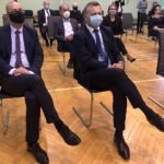 14.10.2020. Sandomierz. 100-lecie Zespołu Szkół Centrum Kształcenia Rolniczego. Na zdjęciu (od lewej): Paweł Niedźwiedź - wiceburmistrz Sandomierza, Marcin Piwnik - starosta sandomierski / Grażyna Szlęzak-Wójcik / Radio Kielce