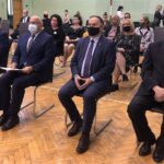 14.10.2020. Sandomierz. 100-lecie Zespołu Szkół Centrum Kształcenia Rolniczego. Na zdjęciu (od lewej): Jacek Toś - dyrektor Krajowego Ośrodka Wsparcia Rolnictwa w Kielcach, Ryszard Dul - powiatowy lekarz weterynarii w Sandomierzu, Marek Kwitek - poseł PiS, Waldemar Maruszczak - kierownik biura powiatowego ARiMR w Sandomierzu / Grażyna Szlęzak-Wójcik / Radio Kielce