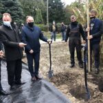 14.10.2020. Sandomierz. 100-lecie Zespołu Szkół Centrum Kształcenia Rolniczego. Na zdjęciu (od lewej): Marcin Piwnik - starosta sandomierski, Waldemar Maruszczak - kierownik biura powiatowego ARiMR w Sandomierzu, Marek Kwitek - poseł PiS / Grażyna Szlęzak-Wójcik / Radio Kielce