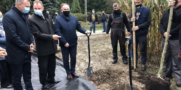 14.10.2020. Sandomierz. 100-lecie Zespołu Szkół Centrum Kształcenia Rolniczego. Na zdjęciu (od lewej): Marcin Piwnik - starosta sandomierski, Waldemar Maruszczak - kierownik biura powiatowego ARiMR w Sandomierzu, Marek Kwitek - poseł PiS / Grażyna Szlęzak-Wójcik / Radio Kielce