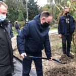 14.10.2020. Sandomierz. 100-lecie Zespołu Szkół Centrum Kształcenia Rolniczego. Na zdjęciu (od lewej): Waldemar Maruszczak - kierownik biura powiatowego ARiMR w Sandomierzu, Marek Kwitek - poseł PiS / Grażyna Szlęzak-Wójcik / Radio Kielce