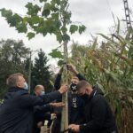 14.10.2020. Sandomierz. 100-lecie Zespołu Szkół Centrum Kształcenia Rolniczego. Na zdjęciu: Marcin Piwnik - starosta sandomierski i uczniowie szkoły rolniczej / Grażyna Szlęzak-Wójcik / Radio Kielce