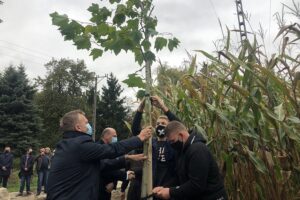 14.10.2020. Sandomierz. 100-lecie Zespołu Szkół Centrum Kształcenia Rolniczego. Na zdjęciu: Marcin Piwnik - starosta sandomierski i uczniowie szkoły rolniczej / Grażyna Szlęzak-Wójcik / Radio Kielce