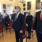 16.10.2020. Sandomierz. Inauguracja nowego roku akademickiego filii UJK. Na zdjęciu (od lewej): Marcin Piwnik - starosta sandomierski i Marcin Marzec - burmistrz Sandomierza / Grażyna-Szlęzak-Wójcik / Radio Kielce
