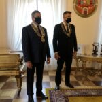 22.10.2020 Sandomierz. Wręczenie nagród Bonum Publicum. Na zdjęciu (od lewej): Wojciech Czerwiec przewodniczący Rady Miasta Sandomierza i Marcin Marzec burmistrz Sandomierza / Grażyna Szlęzak-Wójcik / Radio Kielce