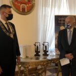 22.10.2020 Sandomierz. Wręczenie nagród Bonum Publicum. Na zdjęciu (od lewej): Marcin Marzec - burmistrz Sandomierza, prof. Stanisław Adamczak - przewodniczący komisji konkursowej / Grażyna Szlęzak-Wójcik / Radio Kielce