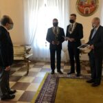 22.10.2020 Sandomierz. Wręczenie nagród Bonum Publicum. Na zdjęciu (od lewej): Marek Rożek - redaktor naczelny miesięcznika  „Sandomierzanin”, Wojciech Czerwiec - przewodniczący Rady Miasta Sandomierza, Marcin Marzec - burmistrz Sandomierza, prof. Stanisław Adamczak - przewodniczący komisji konkursowej / Grażyna Szlęzak-Wójcik / Radio Kielce