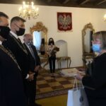 22.10.2020 Sandomierz. Wręczenie nagród Bonum Publicum. Na zdjęciu (od lewej): Wojciech Czerwiec - przewodniczący Rady Miasta Sandomierza, Marcin Marzec - burmistrz Sandomierza, prof. Stanisław Adamczak - przewodniczący komisji konkursowej,  Kinga Kędziora-Palińska - Muzeum Okręgowe  w  Sandomierzu, Bożena Ewa Wódz - laureatka nagrody Bonum Publicum / Grażyna Szlęzak-Wójcik / Radio Kielce