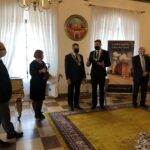 22.10.2020 Sandomierz. Wręczenie nagród Bonum Publicum. Na zdjęciu (od lewej): Marek Rożek - redaktor naczelny miesięcznika  „Sandomierzanin”, Bożena Ewa Wódz - laureatka nagrody Bonum Publicum, Wojciech Czerwiec - przewodniczący Rady Miasta Sandomierza,  Marcin Marzec - burmistrz Sandomierza, prof. Stanisław Adamczak - przewodniczący komisji konkursowej nagrody Bonum Publicum / Grażyna Szlęzak-Wójcik / Radio Kielce