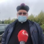 25.10.2020 Nadbrzezie. Uroczystość poświęcenia tablic patrona mostu na Wiśle, bł. ks. Jerzego Popiełuszki. Na zdjęciu ks. Krzysztof Rusiecki  kapelan Wspólnoty Misjonarzy Księdza Jerzego Popiełuszki przy parafii Nawrócenia św. Pawła w Sandomierzu / Grażyna Szlęzak-Wójcik / Radio Kielce